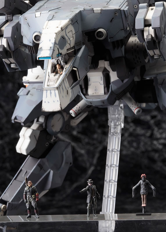 Le Metal Gear Sahelanthropus de Kotobukiya dat avec un poster de Yoji Shinkawa