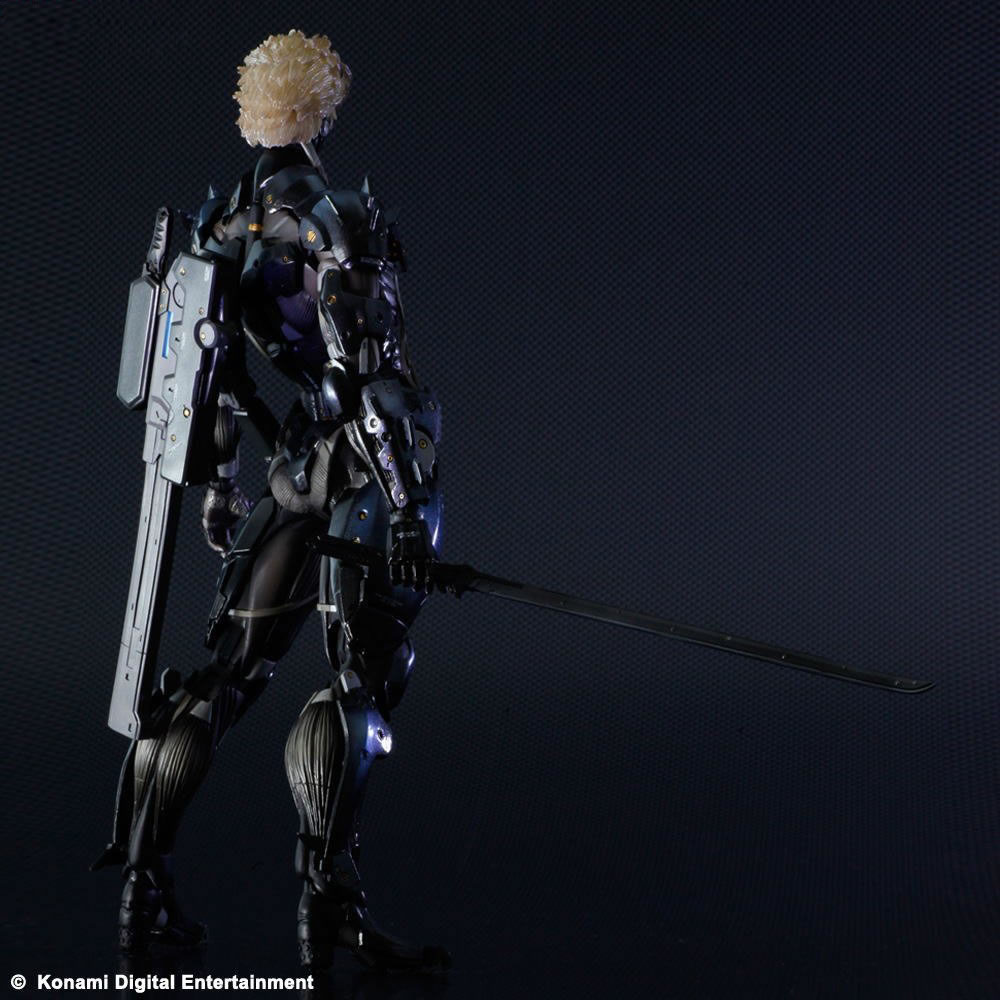 La figurine de Raiden prend la pose