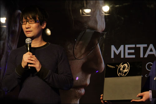 Vido - Hideo Kojima au lancement de la PlayStation 4 avec la Fox Edition