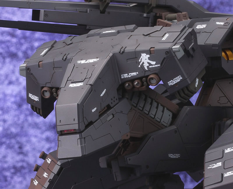 Un Metal Gear Rex noir chez Kotobukiya, sign Yoji Shinkawa