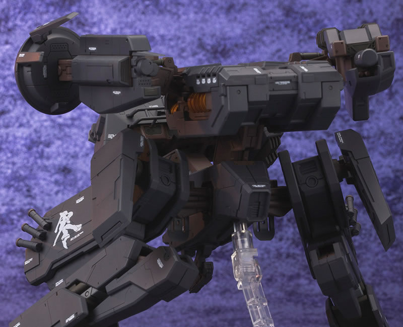 Un Metal Gear Rex noir chez Kotobukiya, sign Yoji Shinkawa