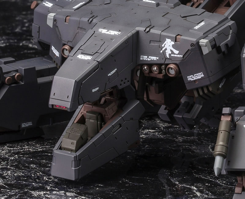 Un Metal Gear Rex noir chez Kotobukiya, sign Yoji Shinkawa