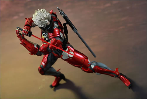 Raiden voit rouge avec une nouvelle figurine Hot Toys 'Inferno Armor Version'