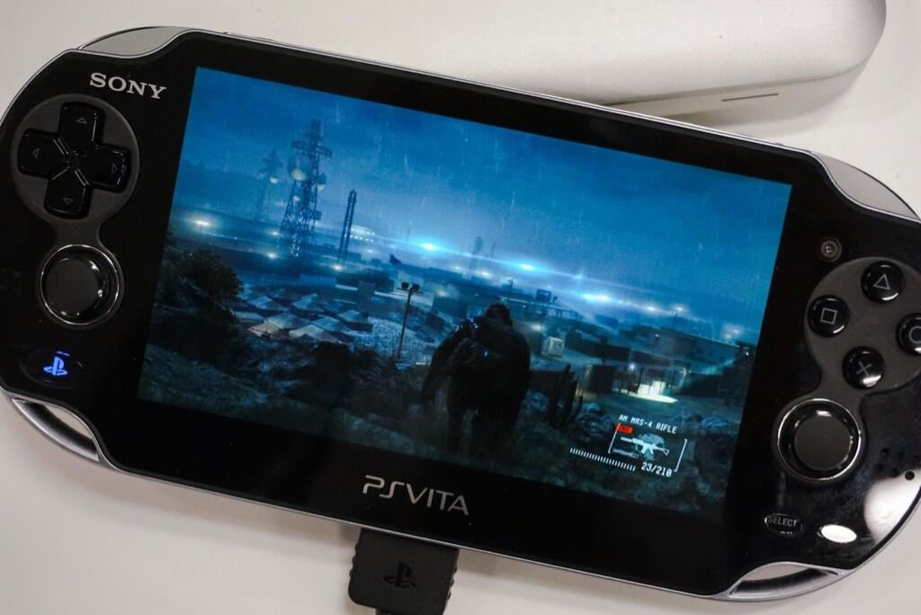 Metal Gear Solid V : Ground Zeroes sur PS Vita et en carton dans les magasins japonais