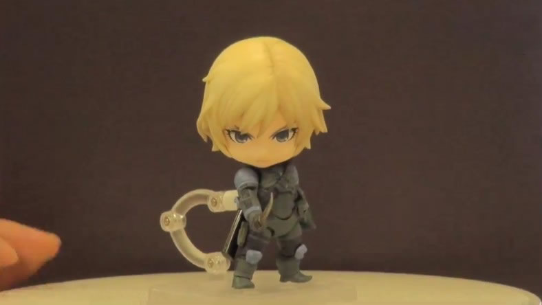 Quelques photos de la figurine Nendoroid de Raiden et un artwork de Yoji Shinkawa