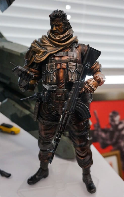 La figurine de Venom Snake prend des couleurs