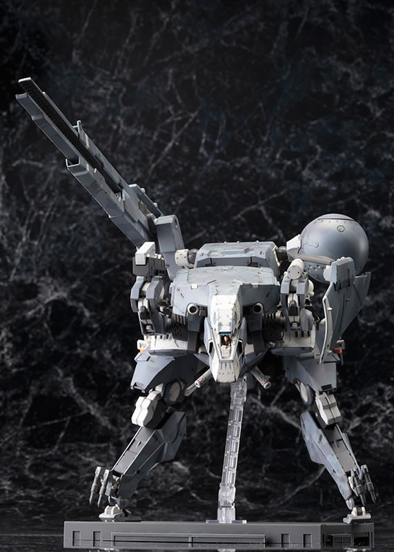 Le Metal Gear Sahelanthropus de Kotobukiya dat avec un poster de Yoji Shinkawa