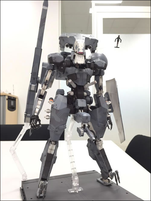 Deux Metal Gear Sahelanthropus signs Sentinel et Kotobukiya